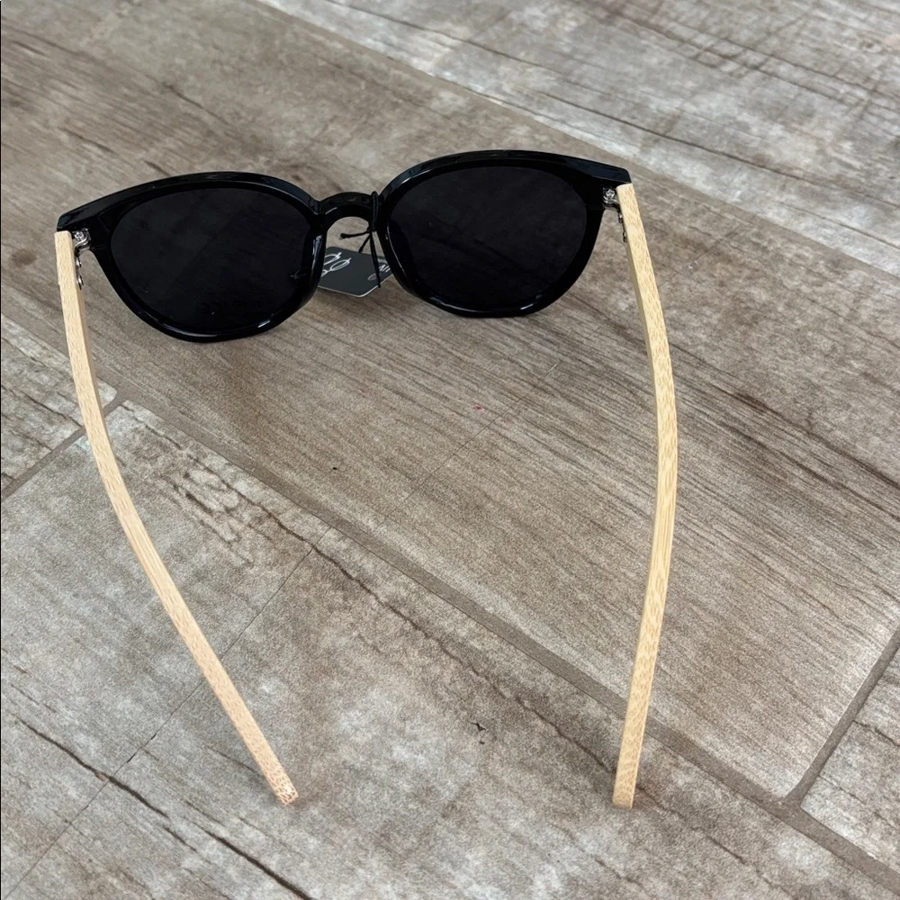 Stylish Black Sunglasses with Wooden Arms. Unisex NWT